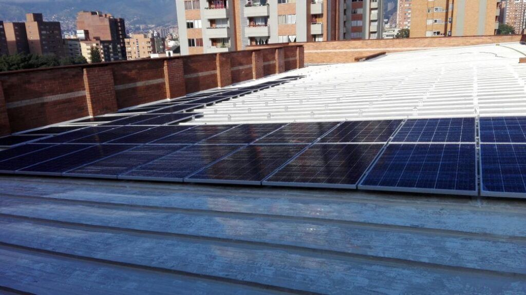 panales-solares-instalados-en-techo