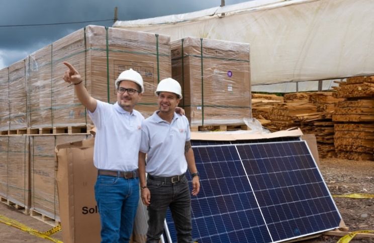 dos ingenieros mirando al cielo para instalar un panel solar y ahorrar en la factura de la luz